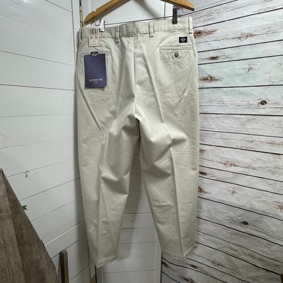 NWT Dockers No Wrinkle Twill Khaki Tan Pants Mens 36x29 Classic Fit Pleated New - Picture 1 of 10